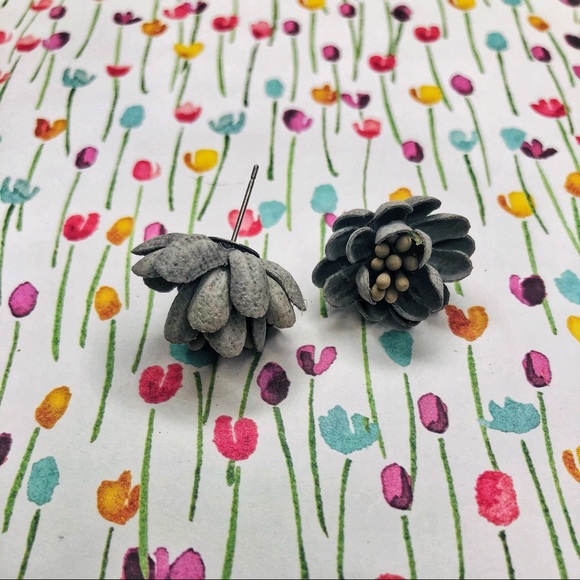 3D Earrings Floral Gray - Picture 3 of 5
